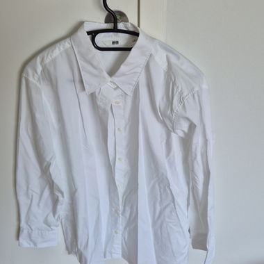 Weisses Uniqlo-Hemd