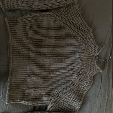 Grauer Wollpullover