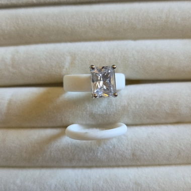 Weisser Ring mit Stein
