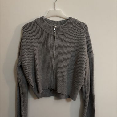 Maglione grigio con apertura