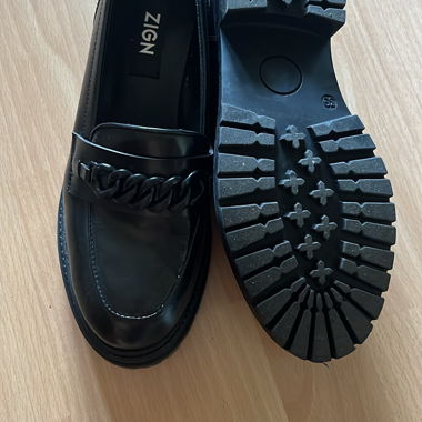Schwarze Loafer mit Kettendetail