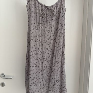 Graues Blumen-Kleid