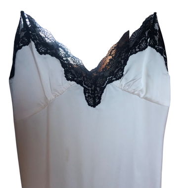 Robe en soie élégante avec bordure en dentelle noire