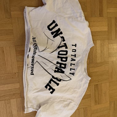 T-shirt crop bianco con stampa testo