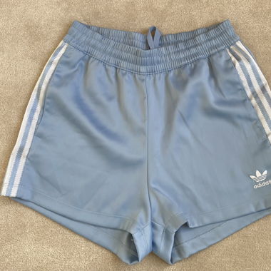 hellblaue adidas shorts