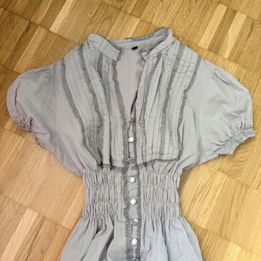 Haut gris avec dentelle