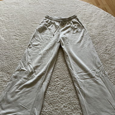 Beige New Balance lounge sweatpants size M