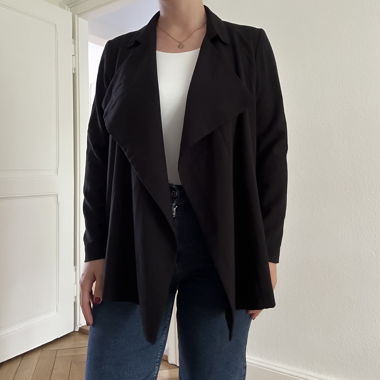 Schwarze Jacke mit fliessendem Kragen