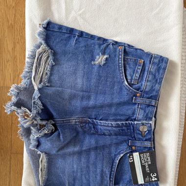 Kurze Jeanshosen.