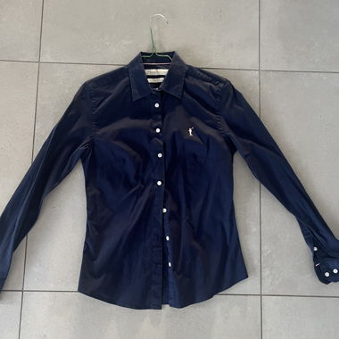 Camicia blu scuro aderente a maniche lunghe