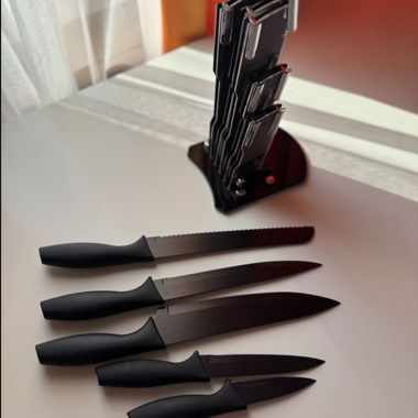 Porta-coltelli nero con 5 coltelli da cucina Mömax