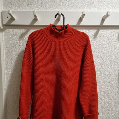 Dunkelroter Pullover