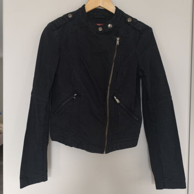 Schwarze Jeansjacke mit asymmetrischem Reissverschluss