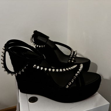 Plateau-Sandalen mit Nieten