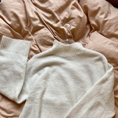 weisser Wollpullover
