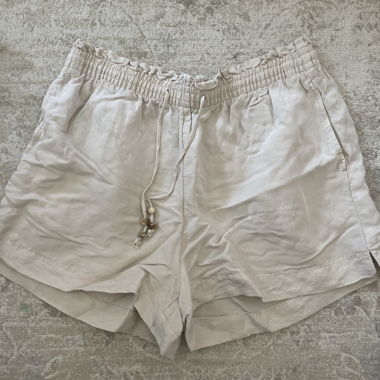 Short beige à cordon pour vacances d'été