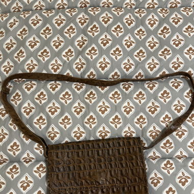 Umhangtasche aus „Krokodil“