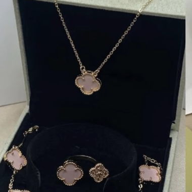 Set di gioielli con quadrifoglio rosa