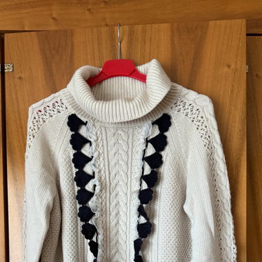 Pull en tricot blanc avec détails noirs