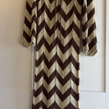 Abito in maglia scintillante con motivo a zigzag