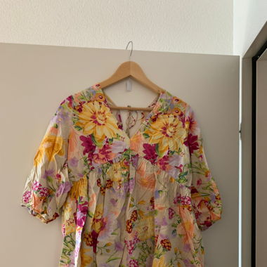 Sommerkleid mit Blumenmuster 
