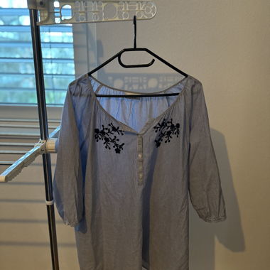 Blouse rayée avec broderie florale