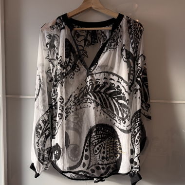 Leichte schwarz-weisse Bluse mit Print