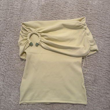Gelbes Cutout-Top