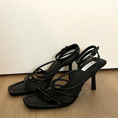 Schwarze Riemchen-Heels