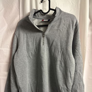 Grauer Pullover 