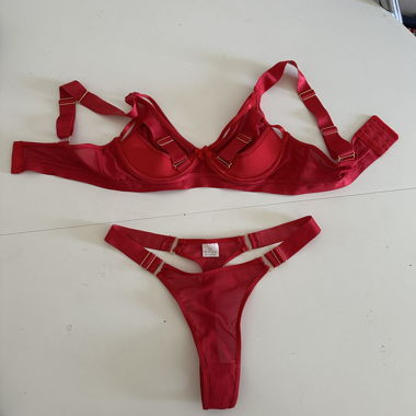Rotes Dessous-Set, ungetragen 