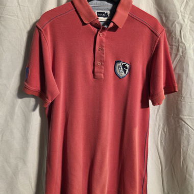 Polo rouge d’AD.M