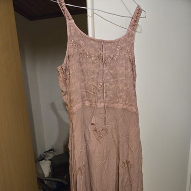 Robe rose poudré à broderies florales –