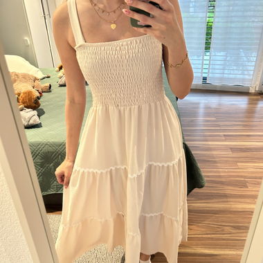 Robe blanche à bretelles et smocks