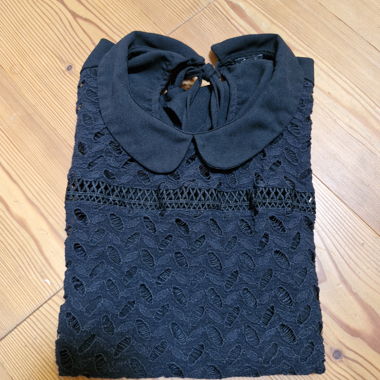 Haut en dentelle noire