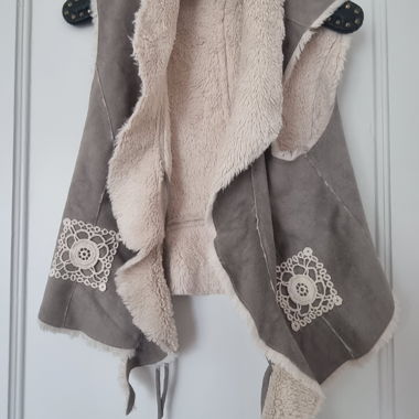 Gilet in finta pelliccia d'agnello con pizzo