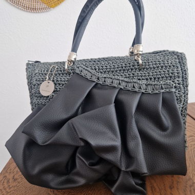 Borsa artigianale all'uncinetto