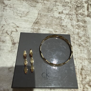Ensemble de bijoux Calvin Klein — bracelet manchette & boucles d'oreilles