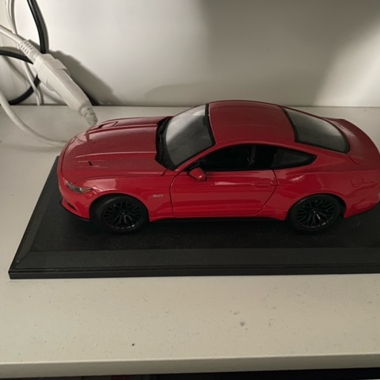 Voiture miniature Ford Mustang 1/18 Maisto 27 cm rouge