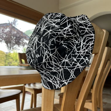 Petit bob (chapeau sceau) à motifs noirs & blancs 