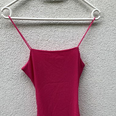 Kurzes glitzerndes rosa Kleid