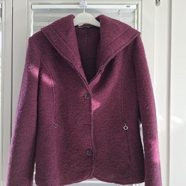 Veste en laine à capuche violette