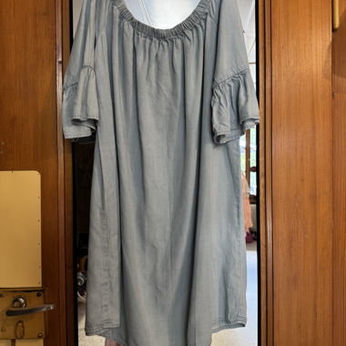 Abito grigio off-shoulder