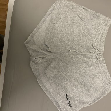 Kurze plüsch hose, Grau. Mit aufschrift