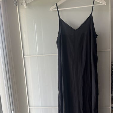 Schwarzes Kleid