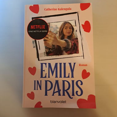 Emely in Paris