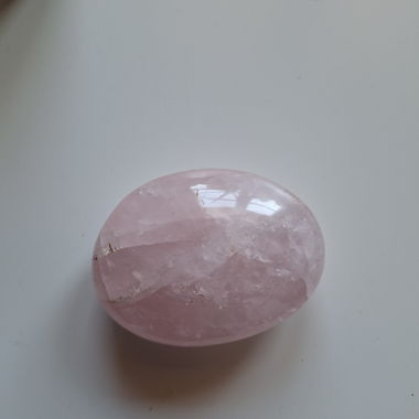 Quartz rose pierre à la main