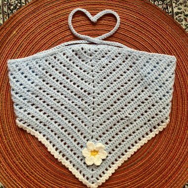 Blaues Bandana aus Häkelarbeit mit Blume
