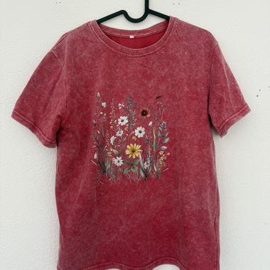 T-shirt rouge à fleurs