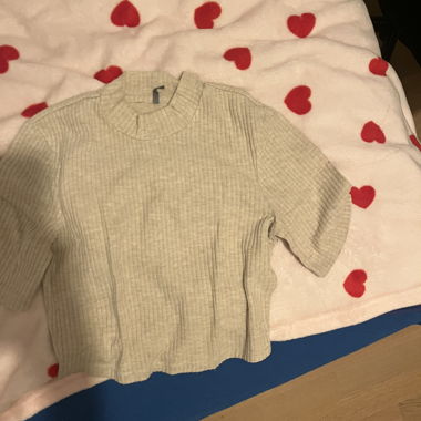Feiner Pullover aus beigem Strick KNY